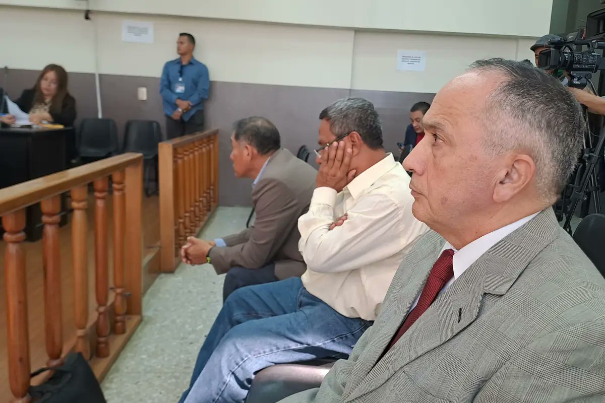 🇬🇹💸 El Tribunal Sexto absolvió a Jorge Arturo Vega Chávez, exjefe de la Industria Militar, acusado de lavar al menos Q23 millones extraídos de la entidad castrense. Otro caso donde el dinero se esfuma y la justicia mira a otro lado ⚖️😡 #CasoIndustriaMilitar #Impunidad