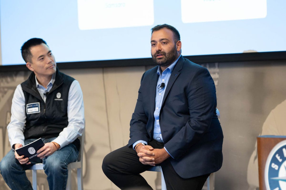 Samsara's tweet image. What does operational innovation look like at 100+ airports? Just ask Alaska Airlines. ✈️

At our recent employee fireside chat in Seattle, we had the chance to hear from Mehdi Jnah, who’s leading the charge in using Samsara’s platform to protect teams, improve visibility, and…