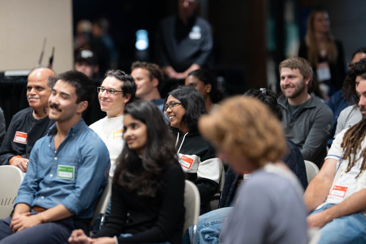 Samsara's tweet image. What does operational innovation look like at 100+ airports? Just ask Alaska Airlines. ✈️

At our recent employee fireside chat in Seattle, we had the chance to hear from Mehdi Jnah, who’s leading the charge in using Samsara’s platform to protect teams, improve visibility, and…