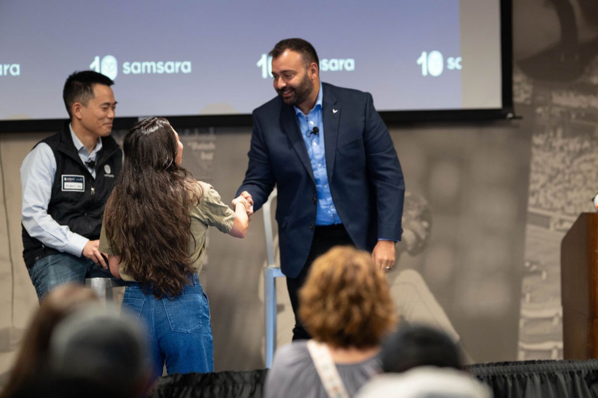 Samsara's tweet image. What does operational innovation look like at 100+ airports? Just ask Alaska Airlines. ✈️

At our recent employee fireside chat in Seattle, we had the chance to hear from Mehdi Jnah, who’s leading the charge in using Samsara’s platform to protect teams, improve visibility, and…