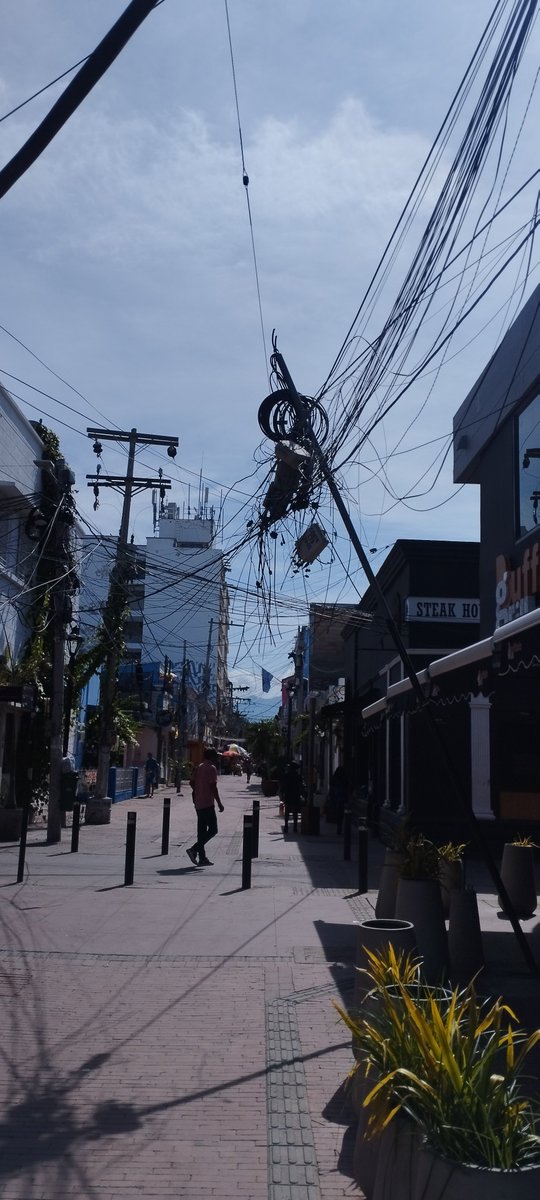 #DenunciaPública Riesgo en la vía peatonal, las empresas de internet de sta mta, tienen colapsado el CH, con sus malas prácticas. Hoy el turno es para <a href="/ClaroColombia/">Claro Colombia</a> <a href="/MovistarCo/">Movistar Colombia</a> que tienen en alto riesgo a los vecinos, comerciantes y turistas en la calle 19.