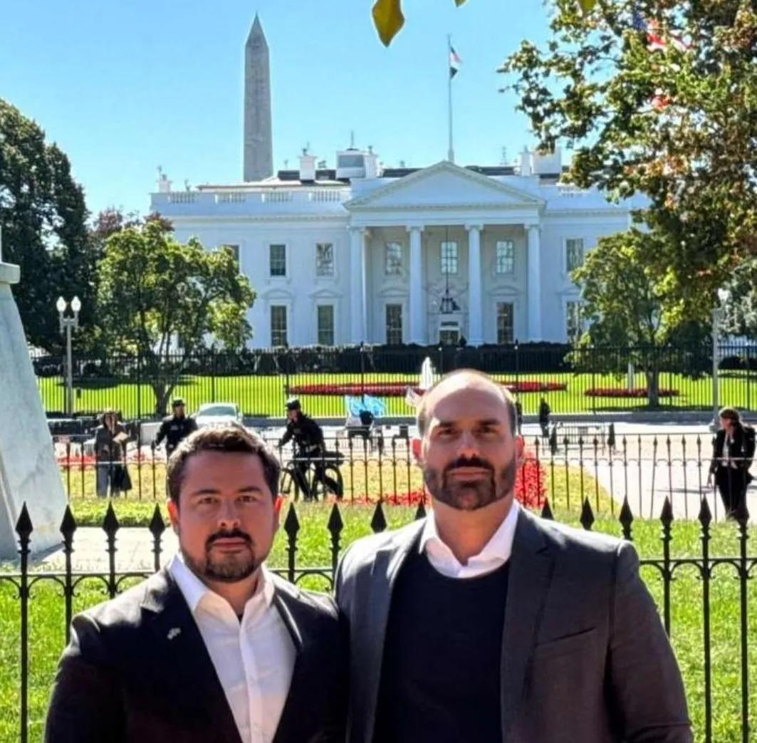 Enquanto Mauro Vieira estava em reunião na Casa Branca, esses dois patetas estavam do lado de fora gravando vídeo. 
Que situação humilhante! Deixem sua risada: 🤣🤣🤣