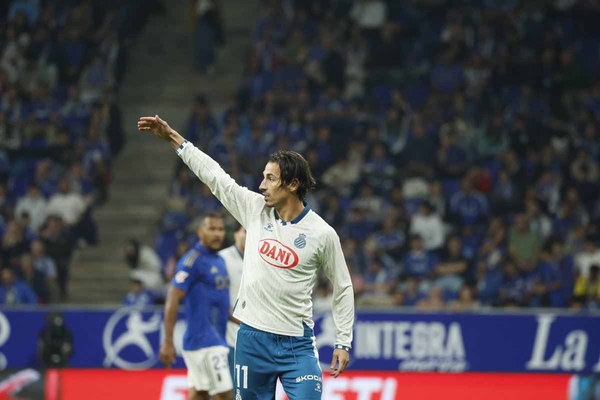 Su enfado consigo mismo después de rematar por encima de la portería con el 0-0 en el marcador es un ejemplo de lo que debe sentir cada futbolista del Espanyol cuando falla una ocasión.

Impresionante temporada de Pere Milla. 4 goles y siendo una gran referencia para todos #rcde