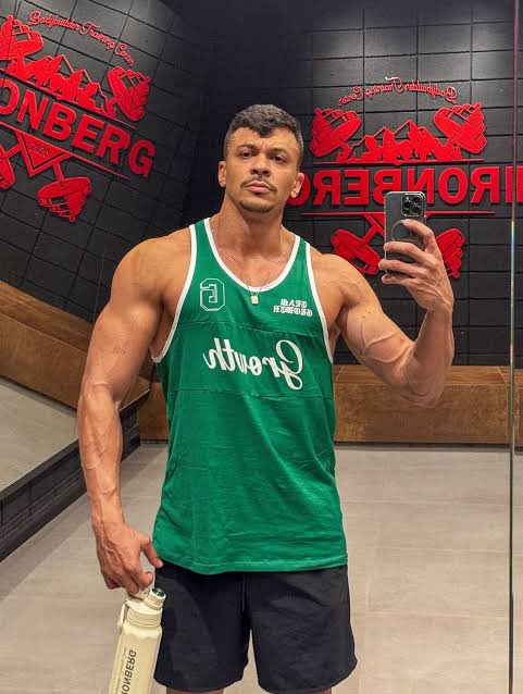 - 1,90+ de altura
- Botou o shape
- 5000 de testo (teste recente)
- Famoso
- Hunter eyes
- Jawline definida
- Gorilla Hands
- Rico

E mesmo assim foi descartado pela mulher, Brutal.