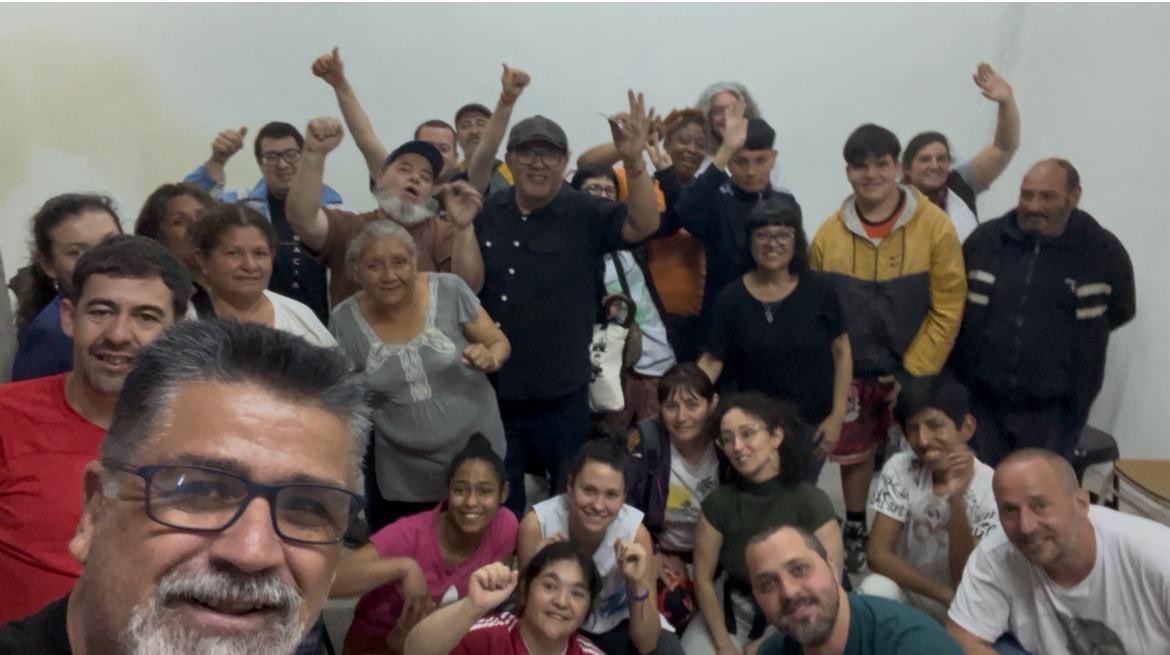 Encuentro en la Casa de Atención y Acompañamiento Comunitario Morenos de la Calle Larga, con lecturas y actividades junto a Guillermo Acuña 🇨🇷, César Bracamonte 🇻🇪 y Fabián Almonacid 🇦🇷

Gracias a Lili Segovia y Darío Callejas por hacerlo posible.

#VaPoesía2025 #PoesíaEInclusión