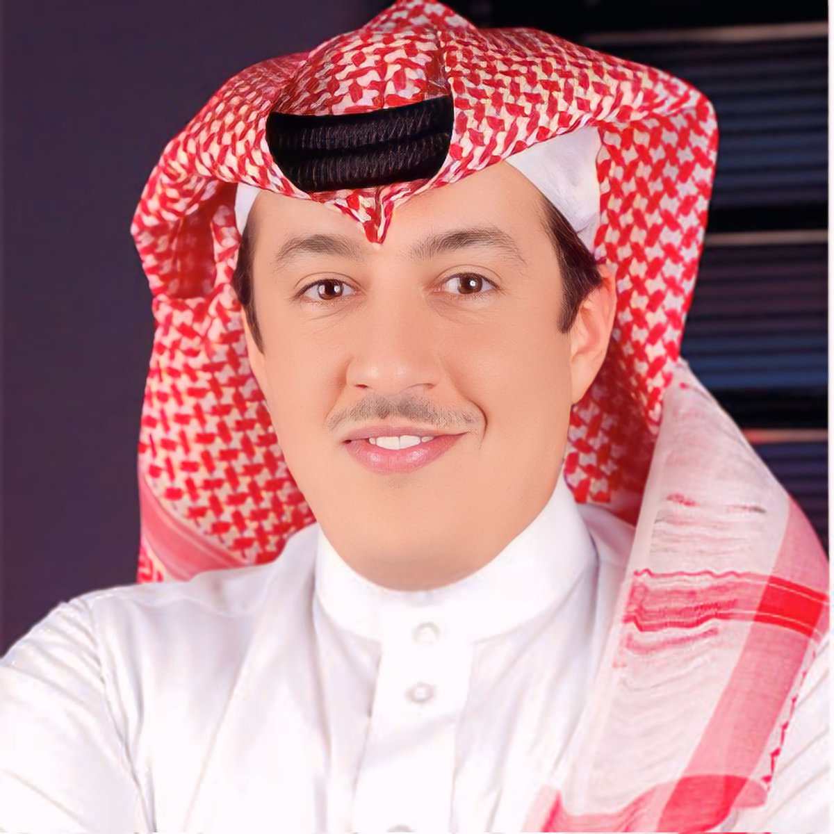 tariqmnawab's tweet photo. جميعًا نؤمن أن بعض الأمراض تُشرّف صاحبها، وأن أجملها هو داء المتنبي.
فهذا ما يقوله سموّ الأدب والفكر أستاذي #تركي_الدخيل،
في لقاءٍ صحفيٍّ هو من أجمل اللقاءات القديمة التي أُجريت معه،
ذاك الحوار الذي نشرته صحيفة سبق قبل أعوام، وفيه قال عبارته الشهيرة

 "أنا مريض بالمتنبي.. وأرفض العلاج."

تلك الجملة وحدها تختصر هوية المثقف الذي لم يتعامل مع الشعر كحروفٍ تُقرأ، بل كهواءٍ يُستنشق، وكسفرٍ دائمٍ في دهاليز المعنى.
فهي ليست مبالغة أدبية، بل اعترافٌ بالعشق الأبدي بين قارئٍ فذٍّ وشاعرٍ استثنائي، بين فكرٍ معاصرٍ وروحٍ عباسيةٍ لا تموت.
لقد كان الدخيل في ذلك اللقاء يحاور ذاته بقدر ما يحاور المتنبي،
حيث يتتبّع أثره في اللغة والفكر والقيادة،
ويستخرج من أبياته ما يشبه نبض هذا الزمن.
فحديثه كان دروسًا في الوفاء للمعنى،
وفي كيف يكون الأدب طريقًا إلى الفهم لا إلى الترف.

وذلك اللقاء لم يكن مجرّد مقابلةٍ صحفية، بل صفحةٌ من كتاب العشق العربي الكبير، حيث يجلس المتنبي بيننا من جديد، يقرأه تركي الدخيل بعين المثقف ووجدان المحب،
فيُعيد للأدب هيبته، وللكلمة سلطانها،
وللروح شغفها القديم بالشعر العظيم.

#تركي_الدخيل
@TurkiAldakhil
#المتنبي
https://t.co/Id9xsbfkes