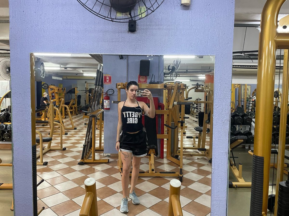 alexzaparaiso's tweet image. essa academia é um hospício
