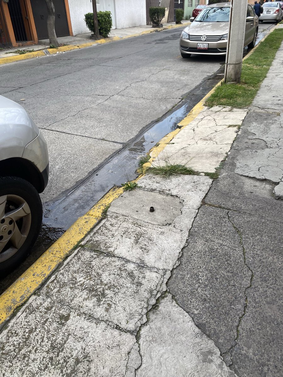 mire_olvera's tweet photo. @AtizapanZSAPASA Reporte fuga de agua en la calle de Pedro de Lille Las Acacias, en la segunda manzana. El reporte ya lleva varios días https://t.co/1RB86b4LGs