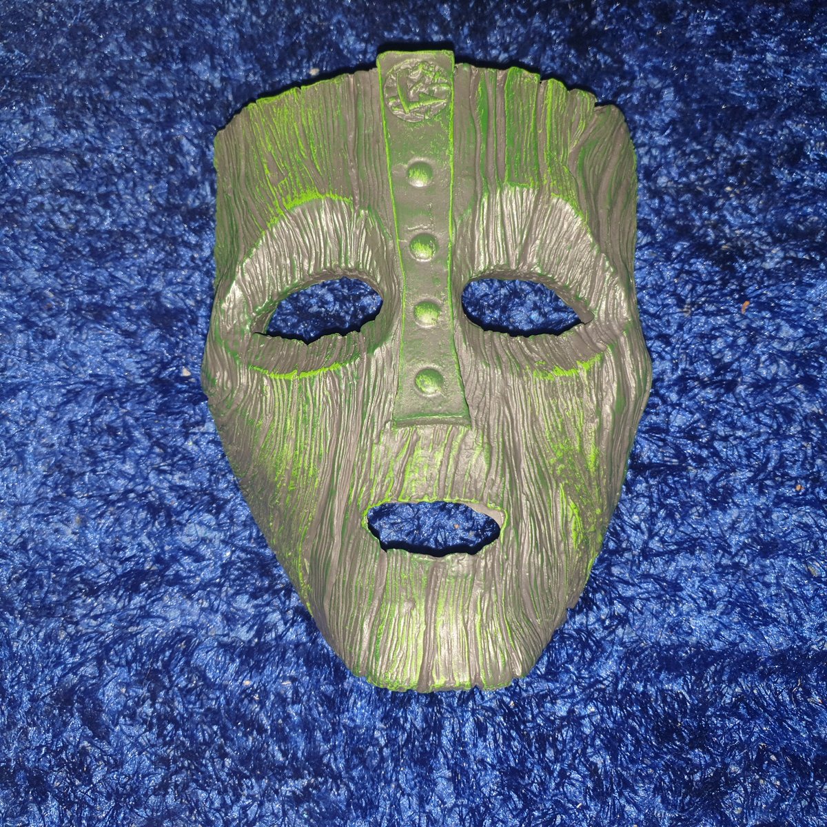 Eyzmaster's tweet image. New prop unlocked: The Mask! Painted, grinning, and ready for chaos
Always dreamed of having this prop since seeing the amazing foam version by @ami_rale_cosplayer

#themask #propbuild #cosplayprop #maskmovie #cosplaycommunity #eyz