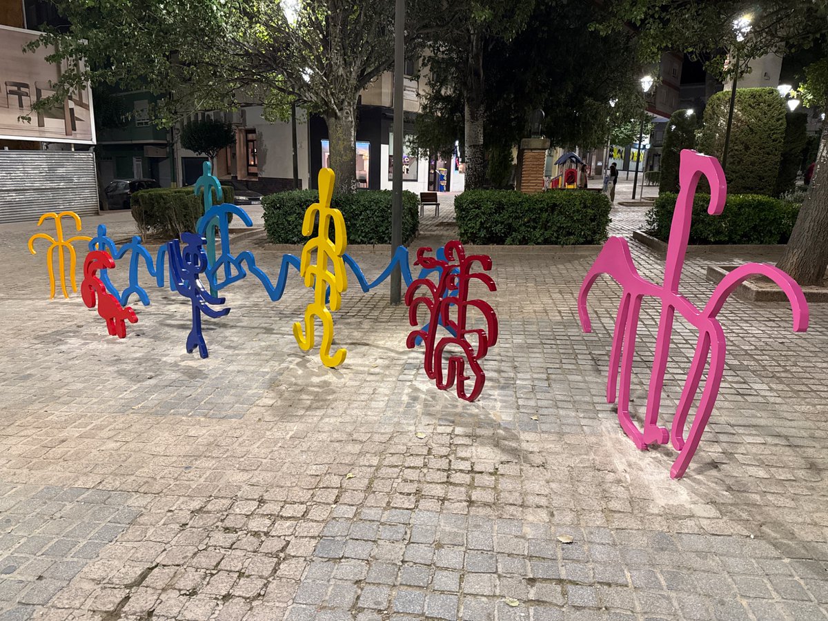 MartinBa2's tweet photo. ¿Esto que mierda es? @AytoYecla 

Hacer las estatuas de acero, en un parque infantil. Vergonzoso. https://t.co/4MCJNuvhf9