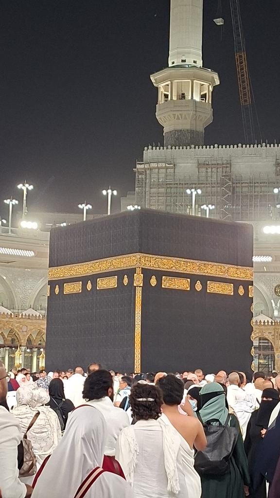 ایک میری محبت ہے،ایک اللہ کی محبت ہے
اور اس کی محبت ہر شے پہ بھاری ہے

میں اس کی عبادت کرتی ہوں،یہ میری محبت ہے

وہ عبادت کی توفیق دیتا ہے،یہ اس کی محبت ہے

میں کعبے کی تصویر کو تکتی رہتی ہوں،یہ میری محبت ہے

وہ میری آنکھوں کا احاطہ کیے ہوئے ہے،یہ اس کی محبت ہے

میں کروڑوں میں