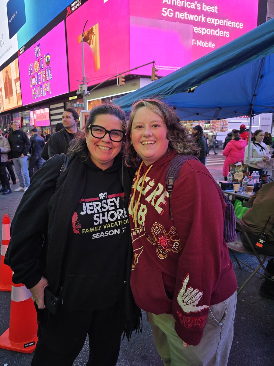 tomilynncangelo's tweet photo. I hate posting photos of myself since I've gained weight and lost any amount of self confidence I've ever had.
But yooooo. @JerseyShore pulled up in the middle of times square and I'm pretty sure I shit my pants. 
@sallyannsalsano thank you for the photo! 
#jerseyshore https://t.co/WEWpWJZ0wX
