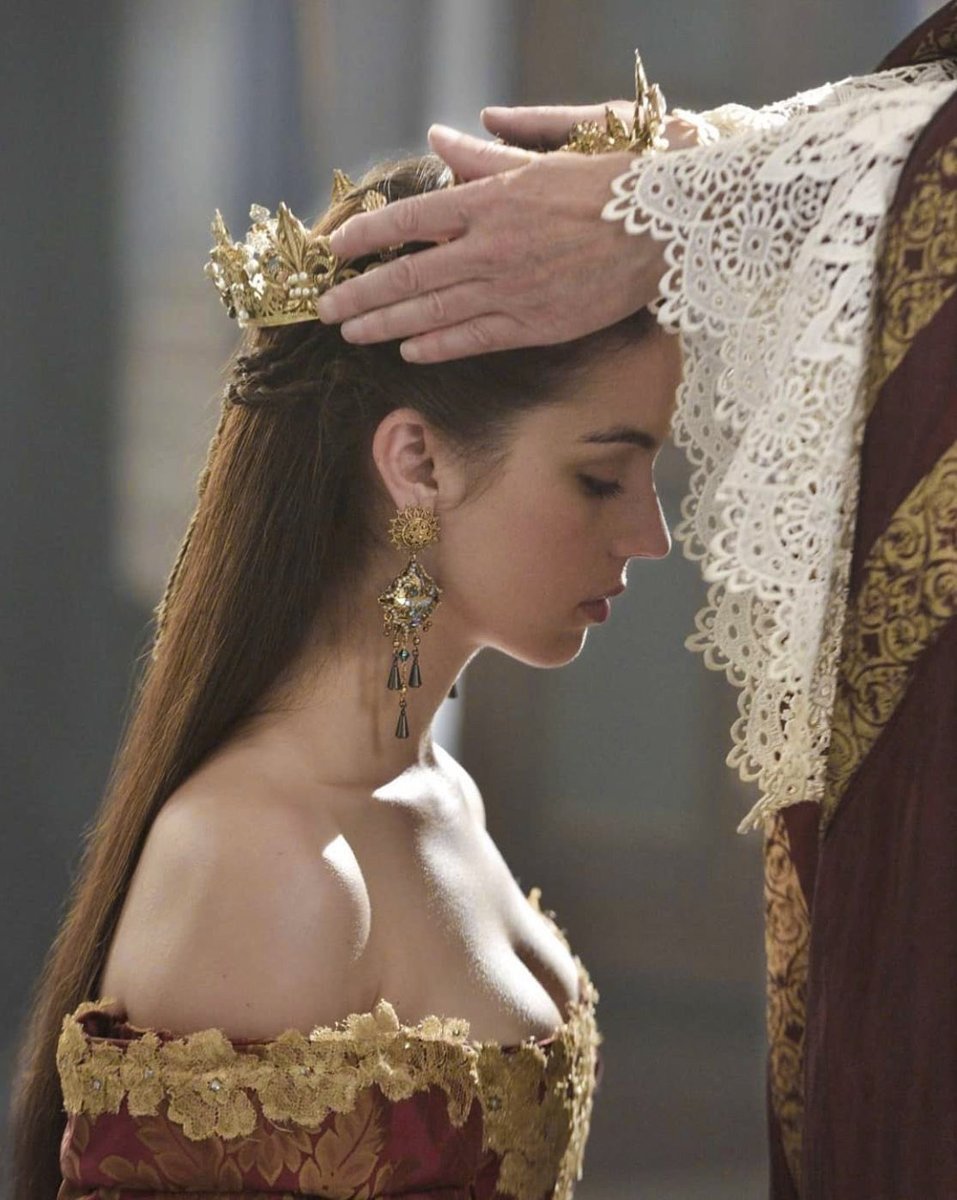 Or maybe they just used the same reference? A coronation is a ceremony that practically every monarch experiences, I guarantee you that Heleana is the last thing Rhaenyra stans are thinking about😭