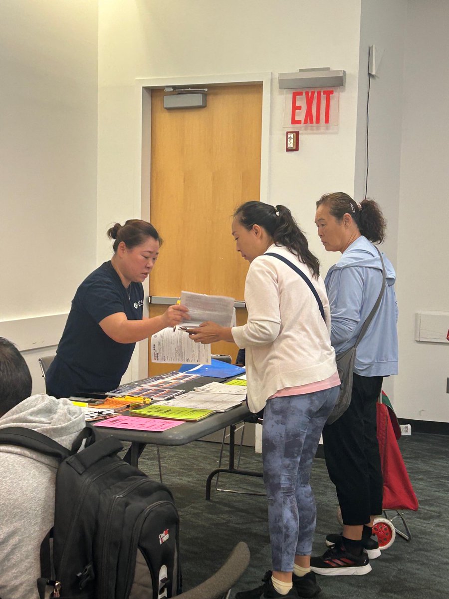 NYCImmigrants's tweet image. Our team had a recent engaging #WeekOfAction in Queens &amp;amp; the Bronx. #ShoutOut to our partners @QPLNY &amp;amp; @spreadinglovv for hosting us &amp;amp; your work breaking down barriers in our neighborhoods for immigrant communities. We shared info on city resources including #ESOL, @idnyc &amp;amp; #KYR.