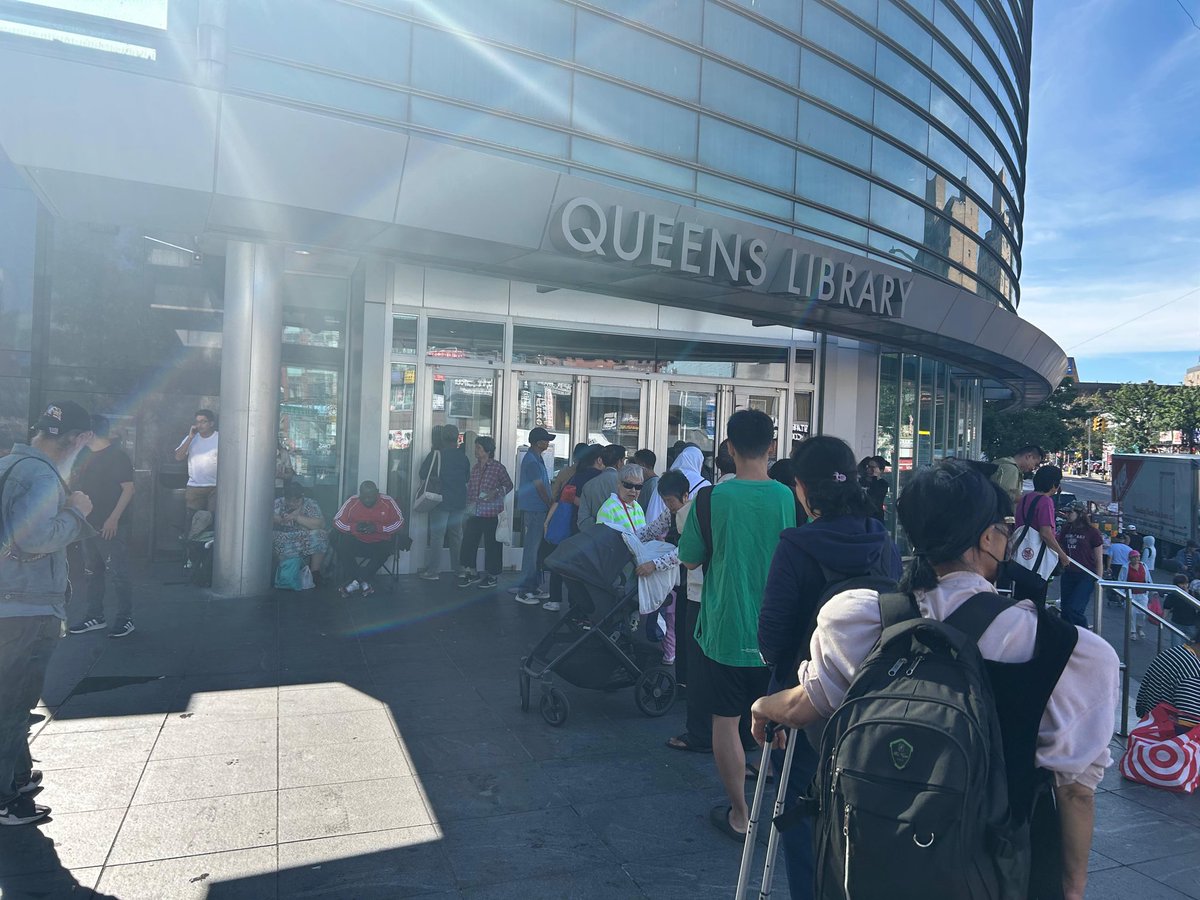 NYCImmigrants's tweet image. Our team had a recent engaging #WeekOfAction in Queens &amp;amp; the Bronx. #ShoutOut to our partners @QPLNY &amp;amp; @spreadinglovv for hosting us &amp;amp; your work breaking down barriers in our neighborhoods for immigrant communities. We shared info on city resources including #ESOL, @idnyc &amp;amp; #KYR.