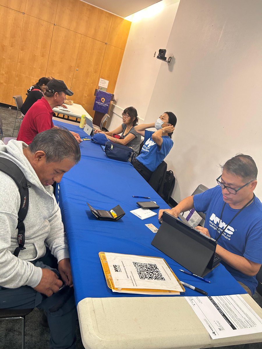 NYCImmigrants's tweet image. Our team had a recent engaging #WeekOfAction in Queens &amp;amp; the Bronx. #ShoutOut to our partners @QPLNY &amp;amp; @spreadinglovv for hosting us &amp;amp; your work breaking down barriers in our neighborhoods for immigrant communities. We shared info on city resources including #ESOL, @idnyc &amp;amp; #KYR.