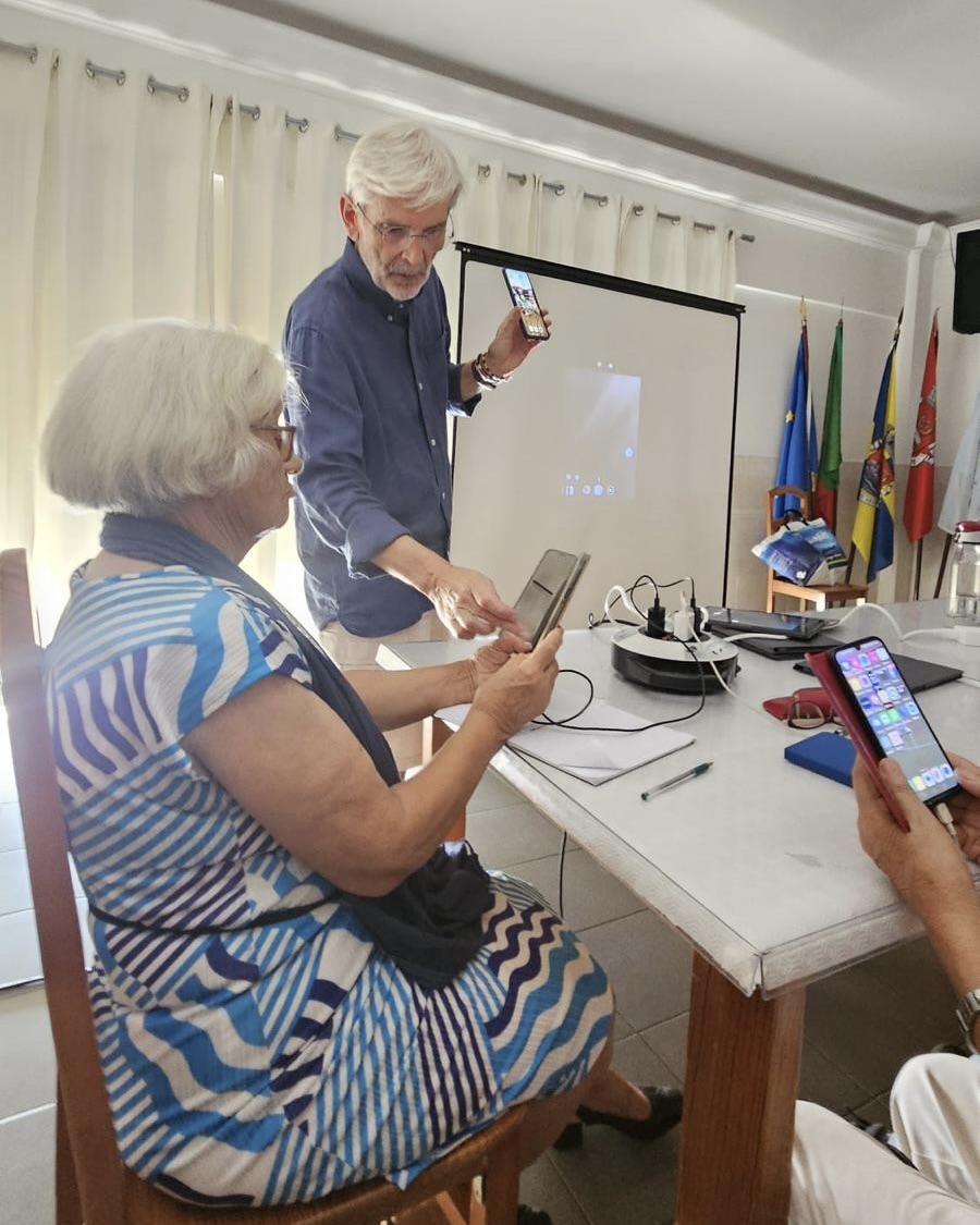 ratoadcc's tweet image. 📸
🇵🇹 A #parceria com a AURPIM está ativa! Mais imagens das nossas oficinas de Informática.

Esta atividade é realizada no âmbito do &quot;Retirar das Margens, Intervir no Social&quot; da @CMSeixal no âmbito do Portugal2030.

#SempreAAprender
. . .
🇬🇧 Informatics #workshop for seniors