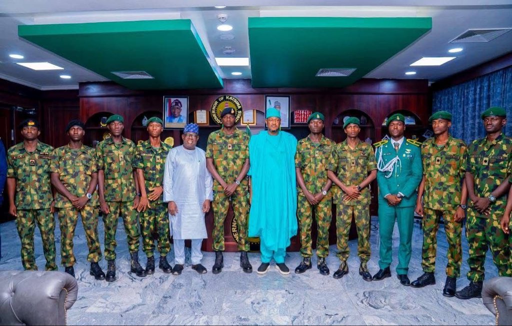 AbubakarCRC's tweet photo. Yesterday, we joined the newly commissioned military officers from Katsina State on a courtesy visit to Governor @dikko_radda , PhD, CON. Congrats to our gallant officers. Allah Ya sa albarka. 🇳🇬 https://t.co/fyLDqBt5nm