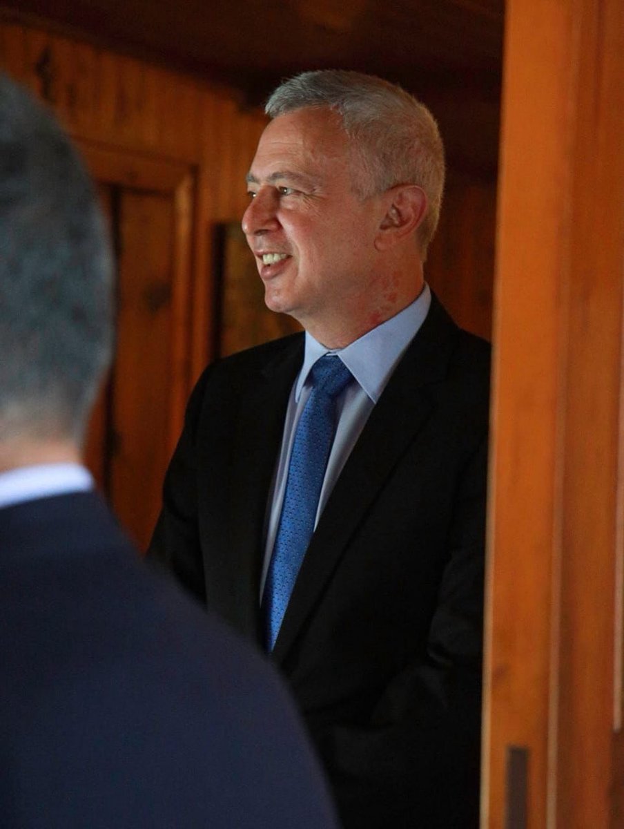 بعيدك منحتفل برمز وطني حمل الأمانة بمحبة وصدق. مش بس زعيم، إنت صوت الناس وكرامتهم. منك تعلمنا إن الوفا مسيرة، وإن المحبة ما بتتجزأ. كل سنة وإنت بخير وثابت بضمير الوطن. عقبال المية #سليمان_فرنجية 🇱🇧