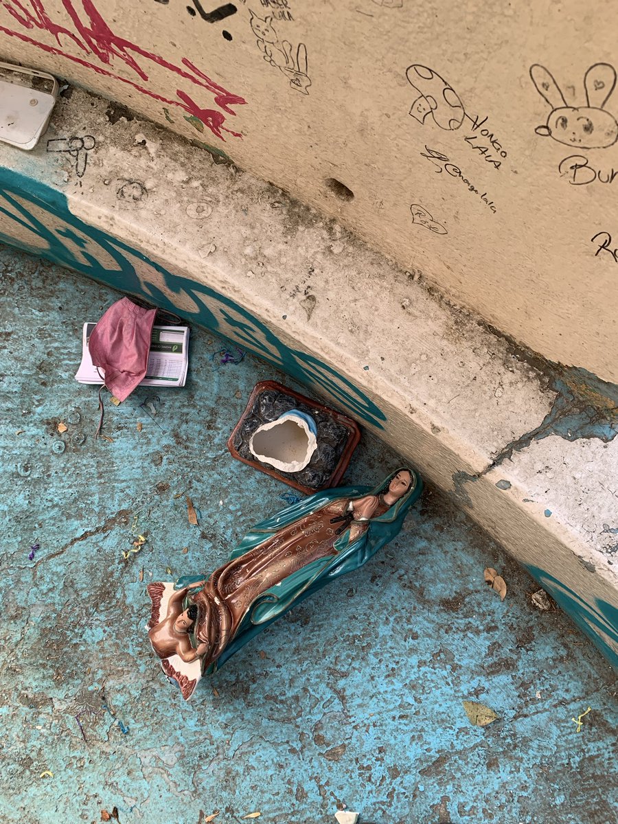 ¿NOS VAS A ESCUCHAR HOOOOY? 
Rolitas y cositas que nada de que ver en ECOSSSSS y con la nueva de 4:00pm-6:00pm 😬😬😬😬 

Entre lo que se dice ser sagrado.