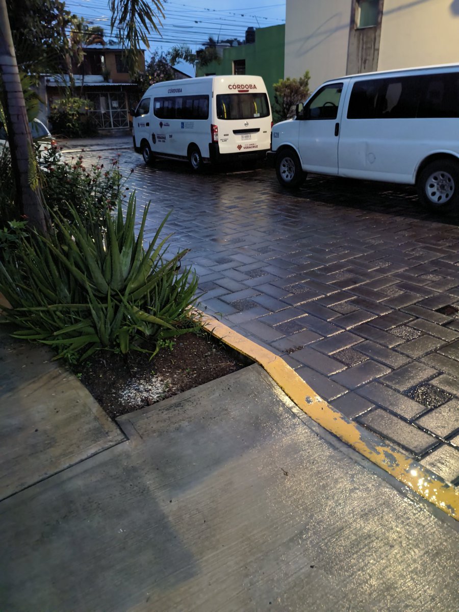 atshtare's tweet photo. @GobiernoVer Una consulta: esta permitido que donaciones recibidas en un municipio sean almacenadas en un domicilio particular en otro? En fortin vans de Cordoba llevaron donativos a una casa particular en Fortín este miercoles, y aun hay parte de los donativos ahi. https://t.co/Rw4hGXzSxE