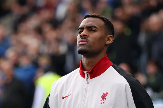 🚨🔴 Arne Slot on Ryan Gravenberch’s fitness:

"Ryan is completely fit, although we still have to train twice. 

If you ask me now, he's completely fit."