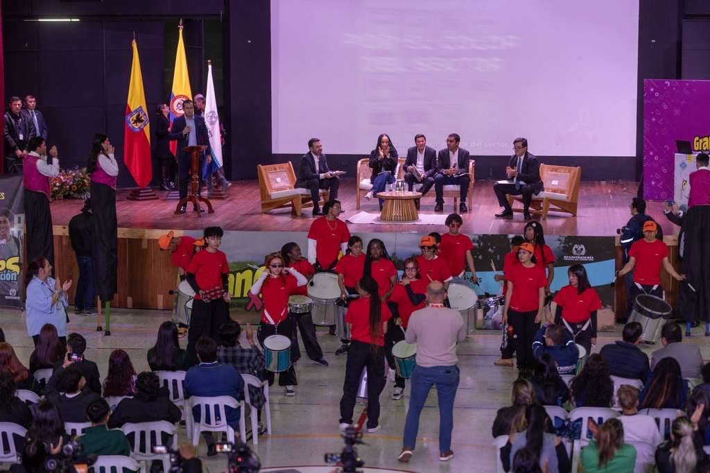 La bandera de Colombia con escudo es de uso privativo de la Fuerza Pública.

La bandera para uso de las instituciones como la <a href="/Registraduria/">Registraduría Nacional del Estado Civil</a> debe ser sin escudo.