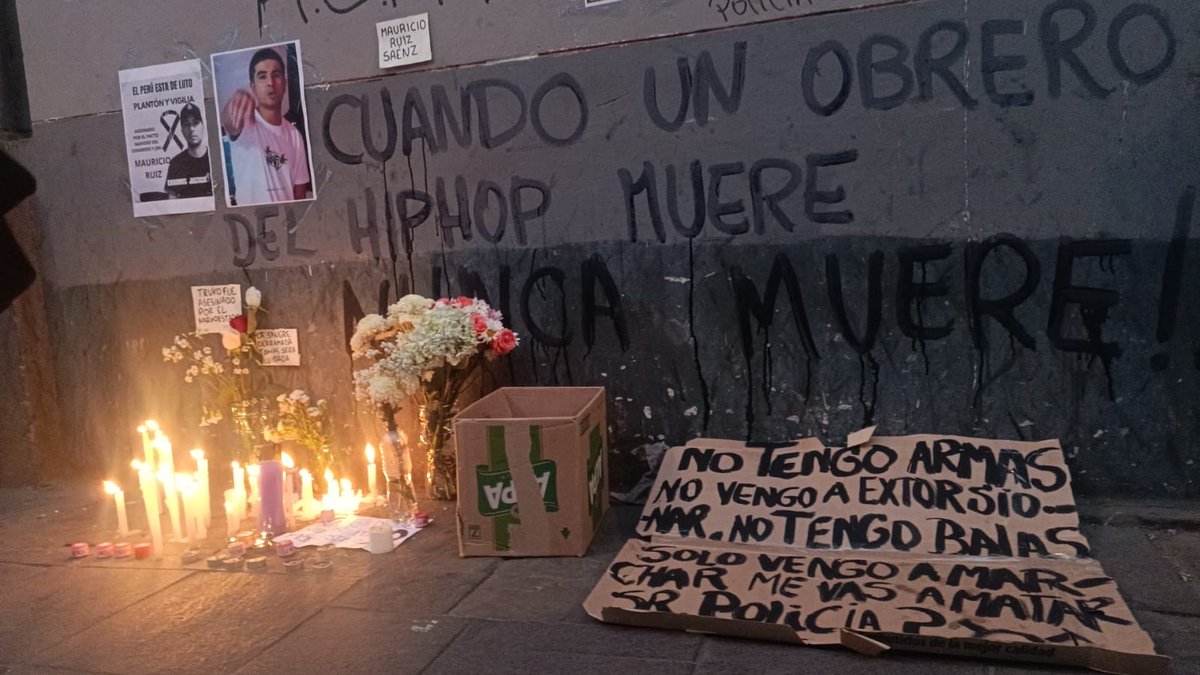 En tiempos de “raperas fachas” defendiendo a los ricos, recordemos que el rap es del pueblo y de la clase trabajadora. 🎤✊

🇵🇪 En Lima, la policía golpista asesinó a Mauricio Ruíz, Trvko.

“Cuando un obrero del Hip Hop muere, NUNCA MUERE.”

Viva el rap. Muerte al fascismo. 🔥