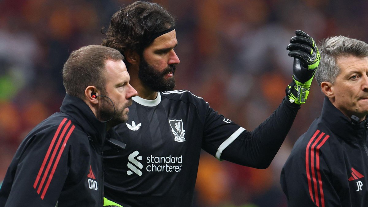 🔴🚨 Arne Slot on Alisson’s injury timeline:

"It's difficult to say because the end phase of a rehab can go either way, positive or negative.

He will not play this weekend and also not next week."