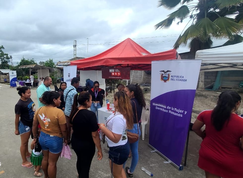 📍#Esmeraldas | El equipo de Vinculación del <a href="/ECU911_/">ECU 911</a> estuvo presente en la Brigada Social por el Nuevo Ecuador, realizada en el recinto San Roque de Arenanga, de la parroquia Rosa Zárate, junto a <a href="/DHumanoEc/">Ministerio de Desarrollo Humano 🇪🇨</a>  y <a href="/GoberEsmeraldas/">GoberEsmeraldas</a>.

En este encuentro, la comunidad recibió