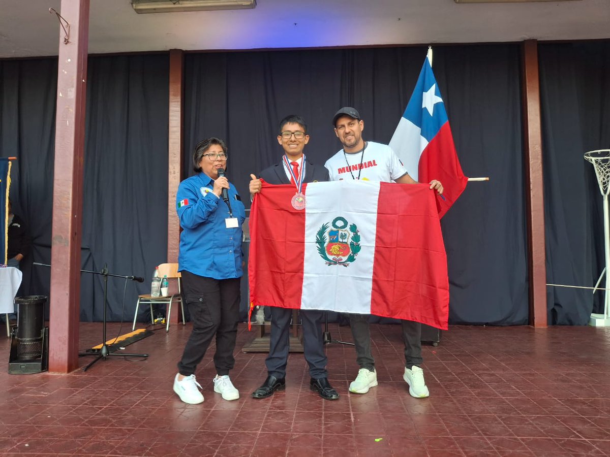 MineduPeru's tweet photo. #COAREsTuFuturo |✨ ¡Un logro que nos llena de orgullo!
Johan Canelo Córdova, estudiante del #COAR Ica, logró la medalla de oro en el Mundial Escolar de Ciencia y Tecnología en Chile al ganar el primer lugar en Ciencias Sociales y asegurando su pase a Colombia 2026.
También celebramos a nuestros estudiantes del #COAR Lambayeque, quienes recibieron menciones honrosas y oportunidades para representar a Perú en el extranjero. ¡El futuro de la ciencia y la tecnología está en buenas manos! 💪📚