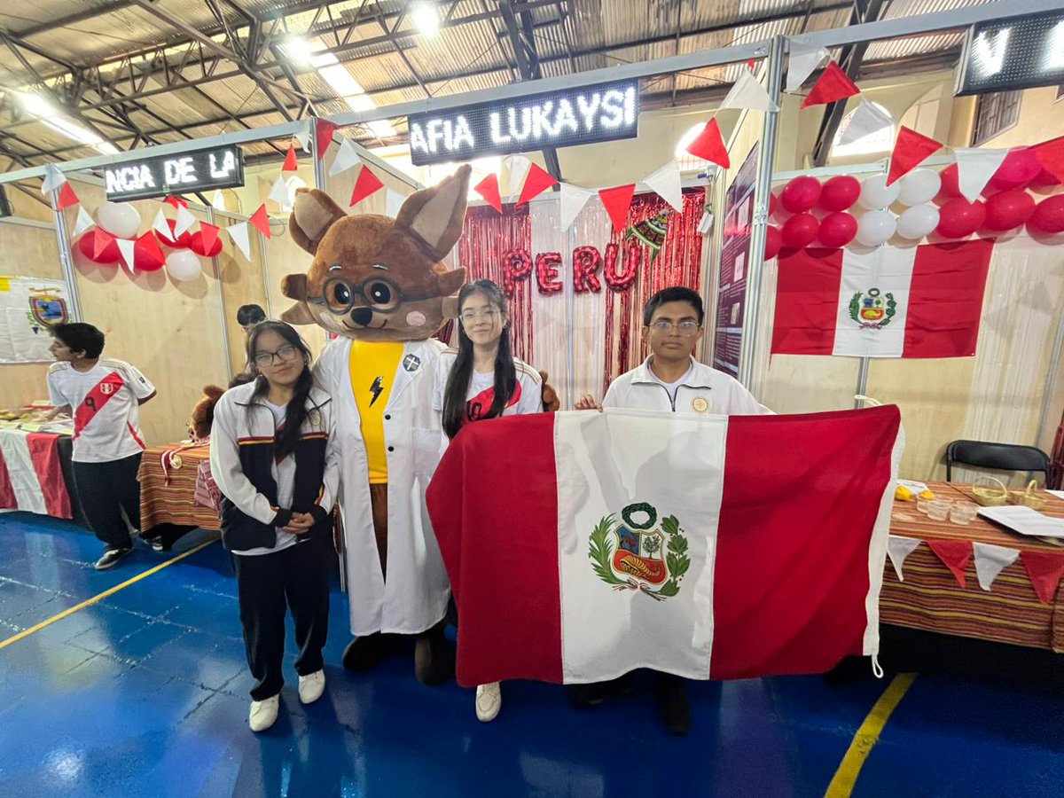MineduPeru's tweet photo. #COAREsTuFuturo |✨ ¡Un logro que nos llena de orgullo!
Johan Canelo Córdova, estudiante del #COAR Ica, logró la medalla de oro en el Mundial Escolar de Ciencia y Tecnología en Chile al ganar el primer lugar en Ciencias Sociales y asegurando su pase a Colombia 2026.
También celebramos a nuestros estudiantes del #COAR Lambayeque, quienes recibieron menciones honrosas y oportunidades para representar a Perú en el extranjero. ¡El futuro de la ciencia y la tecnología está en buenas manos! 💪📚