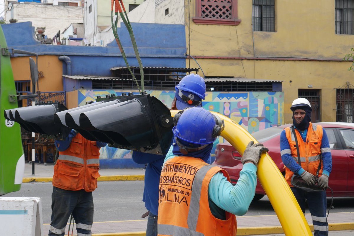 Gerencia de Movilidad Urbana (@gmu_lima) on Twitter photo 🚦✨ ¡Más seguridad vial para Magdalena del Mar!
La <a href="/MuniLima/">Municipalidad de Lima</a> y la @muni_magdalena instalan 14 nuevos semáforos en el cruce de Av. Antonio José de Sucre y Jr. Ayacucho. 👷♂️💡
Más orden, más respeto y una Lima con tránsito seguro para todos. 💚 🚦✨ ¡Más seguridad vial para Magdalena del Mar!
La <a href="/MuniLima/">Municipalidad de Lima</a> y la @muni_magdalena instalan 14 nuevos semáforos en el cruce de Av. Antonio José de Sucre y Jr. Ayacucho. 👷♂️💡
Más orden, más respeto y una Lima con tránsito seguro para todos. 💚