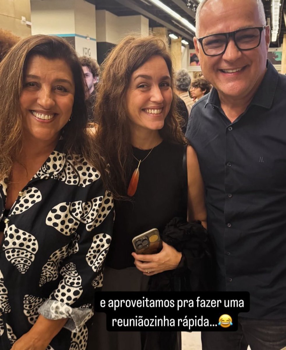 "Internamente na Globo, Manuela Dias passou a ser um nome diretamente associado a privilégios. Sua proximidade com Amauri Soares, o atual “todo-poderoso” da emissora lhe garante acessos e liberdade que outros autores, mesmo veteranos, não possuem. 

Os relatos nos bastidores são