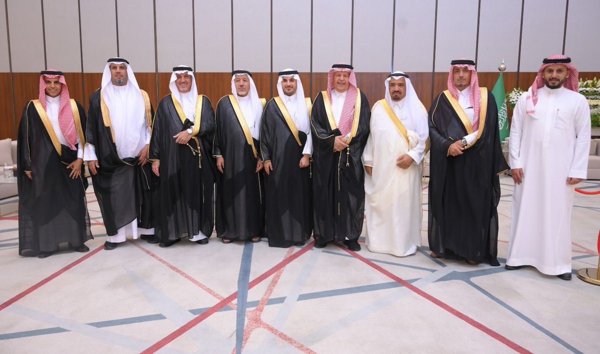 بحضور عدد من أصحاب السمو الامراء و المشايخ و الوجهاء و الاصدقاء أحتفلت أسرة ال خشيل بمدينة الرياض بزواج الابن علي بن عامر بن علي ال خشيل على كريمة المهندس محمد بن سياف آل خشيل

تهانينا للابن علي وبارك الله لهما وبارك عليهما و جمع بينهما في خير