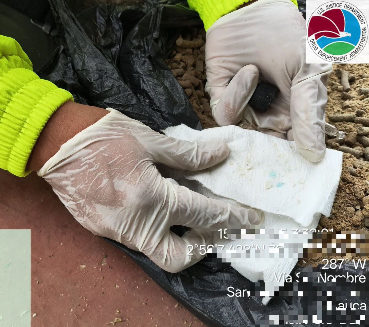 En desarrollo de operaciones militares contra el narcotráfico, el <a href="/COL_EJERCITO/">Ejército Nacional de Colombia</a> de forma conjunta, con la <a href="/FuerzaAereaCol/">Fuerza Aeroespacial Colombiana</a> y coordinada con la <a href="/PoliciaColombia/">Policía de Colombia</a>, ubicaron en la vereda San Francisco, de Santander de Quilichao, Cauca, 2500 kilogramos de clorhidrato de cocaína que se