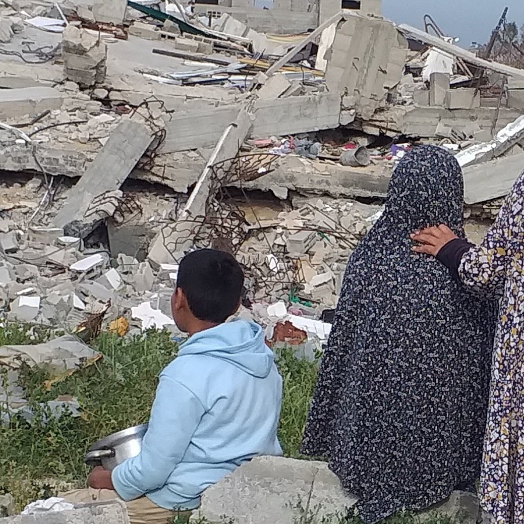 They moved on… while we’re still gathering the pieces of what used to be life.
I just want to feed my children… to see them eat without worry.
A small dot means you see us, you care. 🌙donorbox.org/om-muhammad-ne…