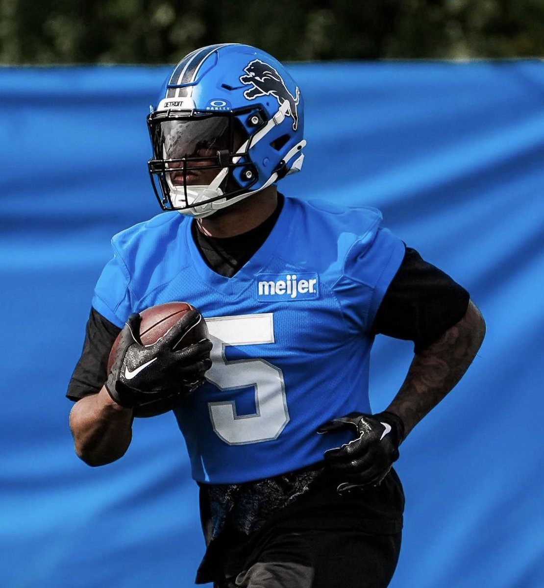The Lions alternate helmets genuinely go so hard with blue jerseys 😮‍💨