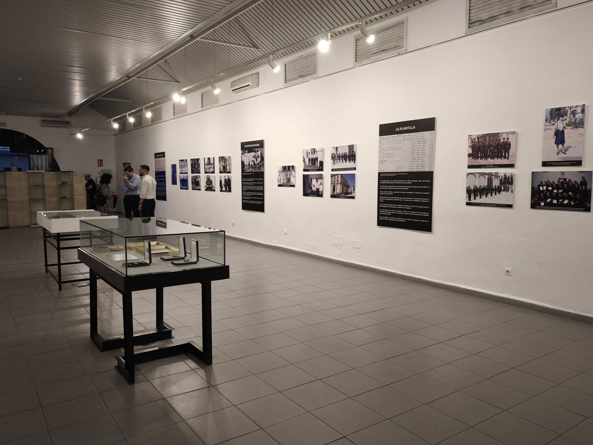 Hoy se ha inaugurado la exposición en conmemoración del 150 aniversario de la creación de la Policía Local de Nerja. La exposición, organizada por el <a href="/Ayto_Nerja/">Ayuntamiento de Nerja</a>, se puede ver en la Sala Mercado y ha sido comisariada y realizada por nosotros, a través de nuestro archivo