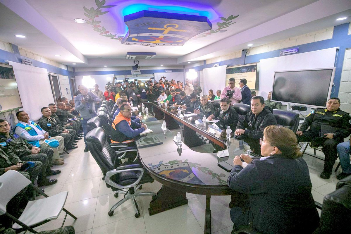 🌧️ El Gobierno de la Presidenta <a href="/XiomaraCastroZ/">Xiomara Castro de Zelaya</a> atiende la emergencia nacional provocada por las lluvias.

Tras una reunión con SINAGER, la Presidenta instruyó acciones inmediatas para proteger a la población y responder con rapidez a las zonas afectadas por las lluvias