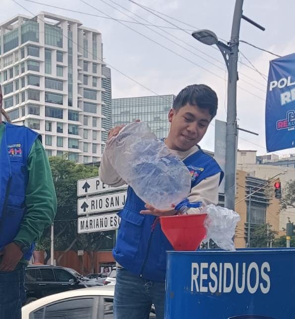 cesar_m_garrido's tweet photo. En Av. Ejercito Nacional y Av. Moliere retiramos residuos grasos de los comercios en vía pública para reciclaje. ♻️
🚫 Recordemos: tirar aceite en las coladeras contamina, obstruye el drenaje y está prohibido.
#AlcaldíaMiguelHidalgo #MHContigo https://t.co/2nYk0JARdT