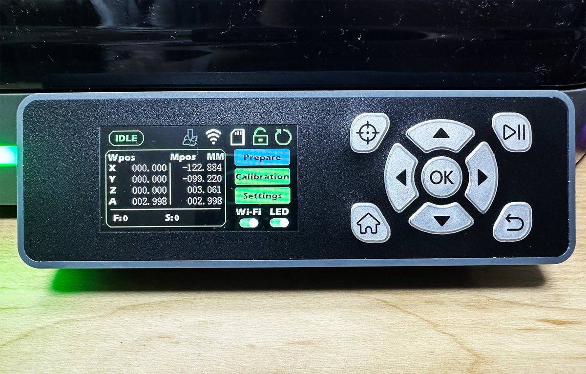 mactechlab's tweet image. デスクトップCNCルーター Cubikoはフロント下に幅12cmほどの小さなコントローラーが備わっている。取り外して操作も可能だが、小さいし操作性も決して良くないがその液晶表示はなかなかにクリアで良い…。
#mactechlab
