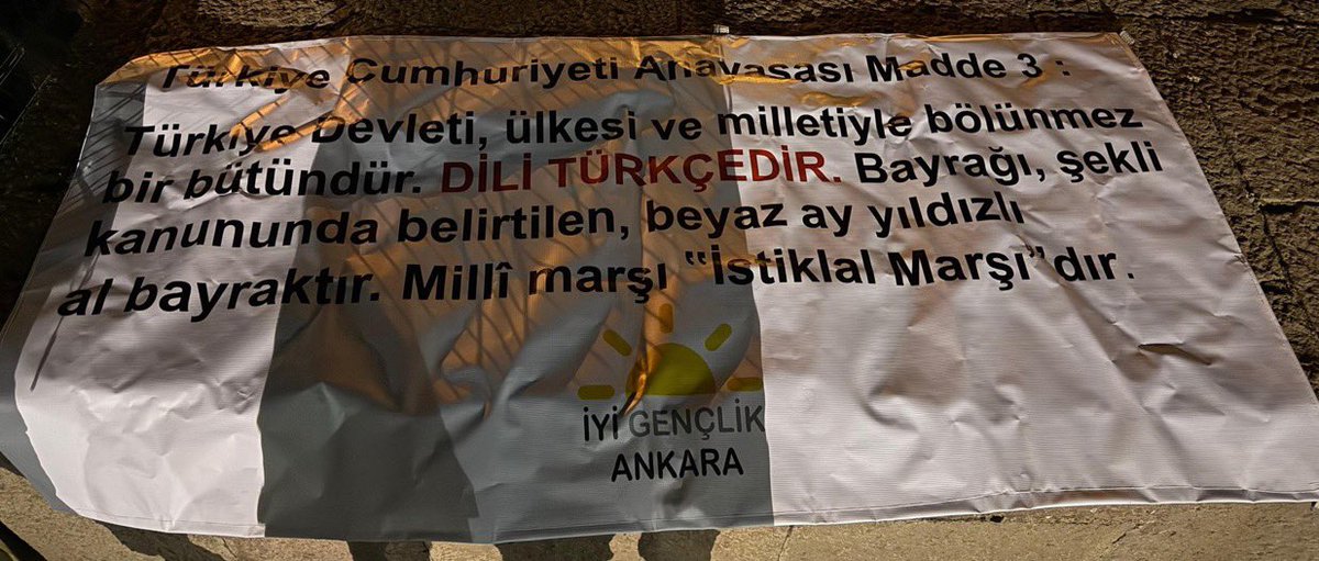 ajans_muhbir's tweet image. #SonDakika İYİ Parti Ankara Gençlik Kolları Başkanı Kaan Günay ve partili gençler, TBMM önünde açtıkları pankart nedeniyle ifadeye götürüldü.

Pankarttaki yazı:

“Türkiye Cumhuriyeti Anayasası Madde 3:

Türkiye Devleti, ülkesi ve milletiyle bölünmez bir bütündür. DİLİ TÜRKÇEDİR.”