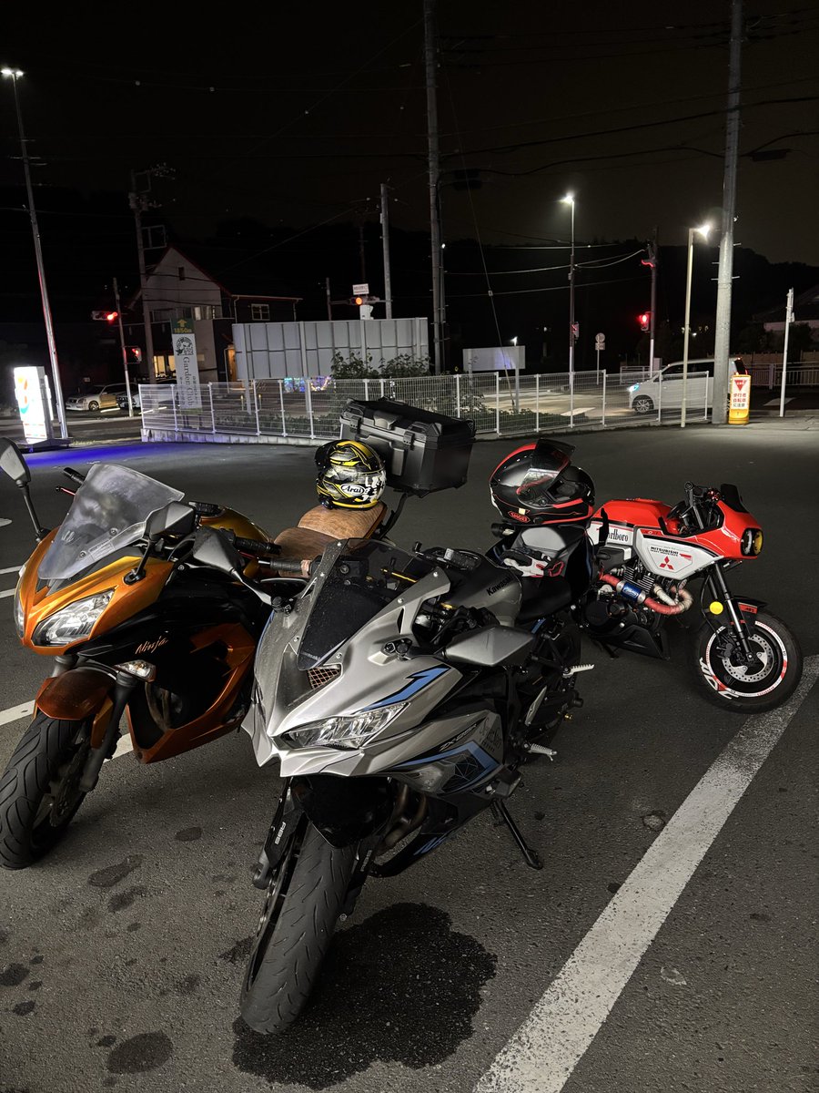 startman400's tweet photo. 嫁ちゃんが普通自動二輪免許取得してついに公道デビュー！
バイクはZX25Rを選びました(」・ω・)
安全運転で楽しみましょ(*ﾟ∀ﾟ*) https://t.co/cdZUhdq0WN