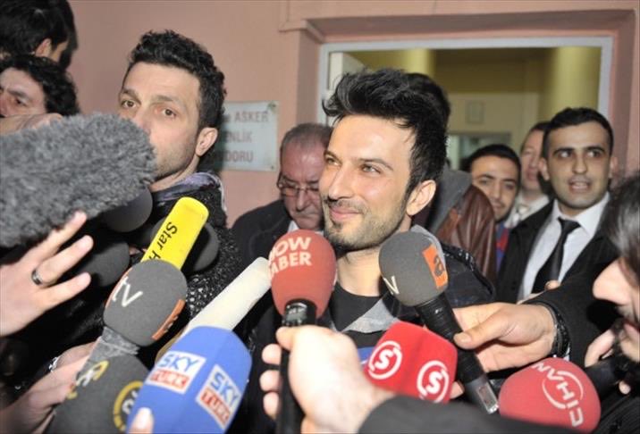 Tarkan babalar gibi boyle cikmisti emniyetten.

Hani sizin senelerce gay deyip ezmeye calistiginiz megastar.

Eve gelen polislere esrar maddesini kendi eliyle vermisti.

Cap ve karakter meselesi.

Siz anlatmaya devam edin anacigim “Ben en temizim” diye…

Neyse susuyorum.