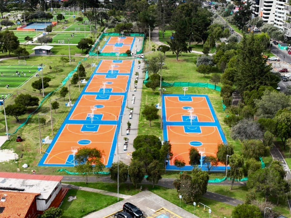 ObrasQuito's tweet photo. 🏞️#ParquesMetropolitanos | #LaCarolina renace para miles de usuarios🏞️

Como nuevas lucen las canchas de básquet y ecuavóley luego de su rehabilitación integral.

En los próximos días los trabajos finalizarán también en las canchas de tenis.

👏En total recuperamos 33 espacios deportivos👏

#QuitoRenace
