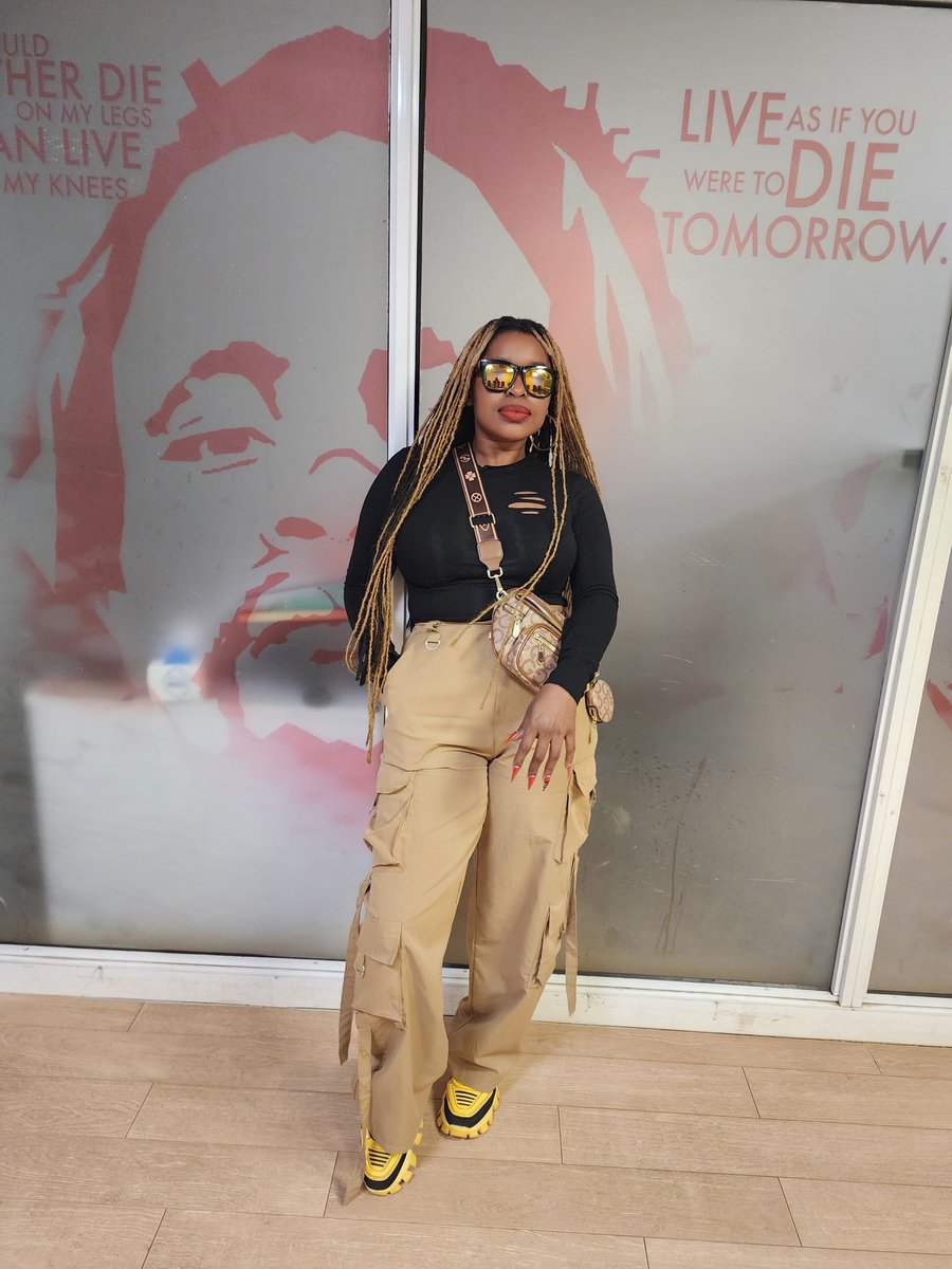 RadioJamboKenya's tweet photo. Esther Mwende Macharia #Queen of the airwaves yuko ndani ya #Kituo Cha Wakenya Jiunge nasi #KituoChaWakeny https://t.co/xZNYGclYPp
