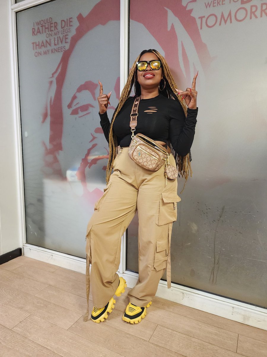 RadioJamboKenya's tweet photo. Esther Mwende Macharia #Queen of the airwaves yuko ndani ya #Kituo Cha Wakenya Jiunge nasi #KituoChaWakeny https://t.co/xZNYGclYPp