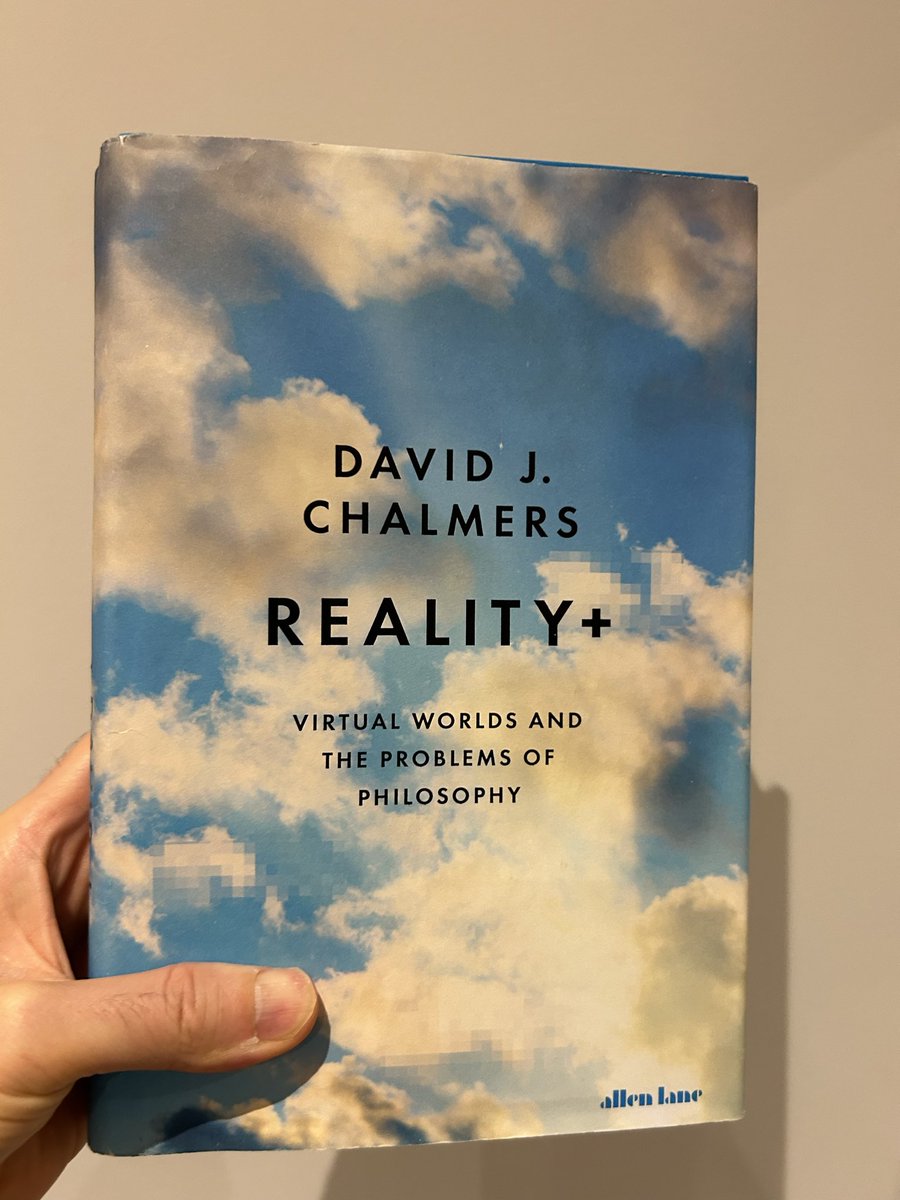 kumakuma_poetry's tweet image. 邦題 『リアリティ+  バーチャル世界をめぐる哲学の挑戦』

デイヴィッド・チャーマーズのこの本は、「この世界、実は仮想空間かも？」という問いをまじめに考える本。たとえ仮想でも、人生はリアルで意味があるという希望をくれる哲学書。#RealityPlus #哲学 #心の哲学
