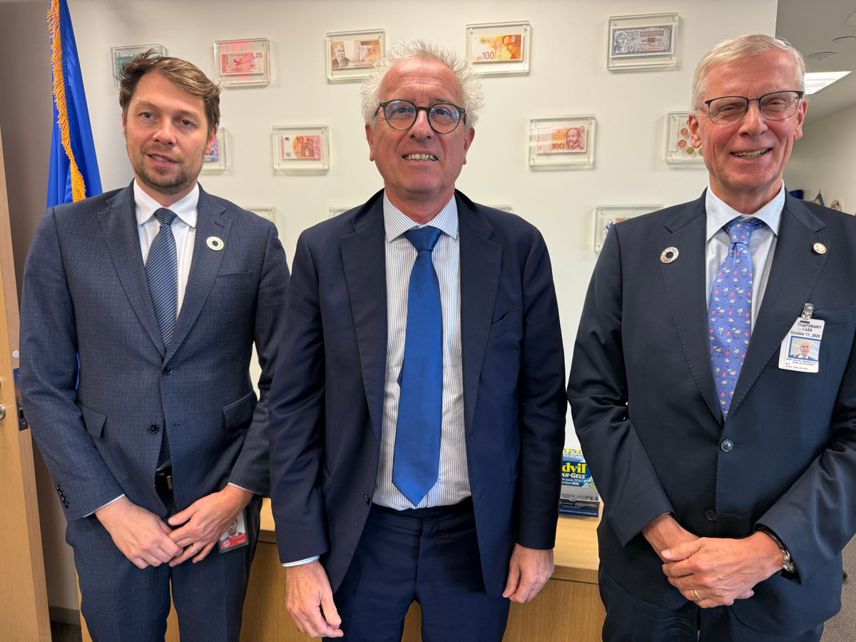 ESM_Press's tweet image. ESM MD @pierregramegna met with IMF Executive Director Jeroen Clicq and Alternate Executive Director Marnix van Rij of the Belgian-Dutch constituency to exchange views on global financial dynamics and latest developments in Ukraine.
#IMFMeetings